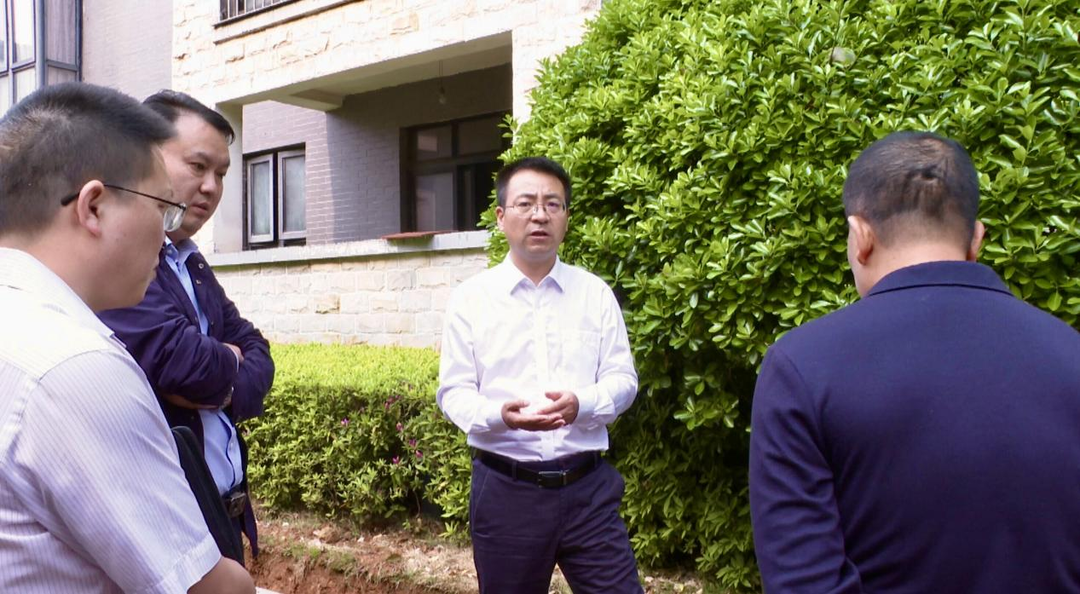 张家铣现场调度小区供水问题