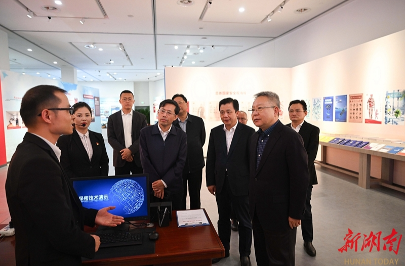 沈晓明参观“总体国家安全观·创新引领10周年”主题展