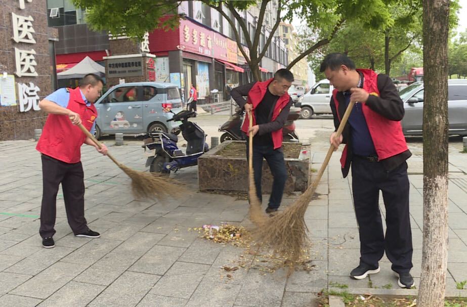 中方县开展爱国卫生月环境卫生维护清扫活动