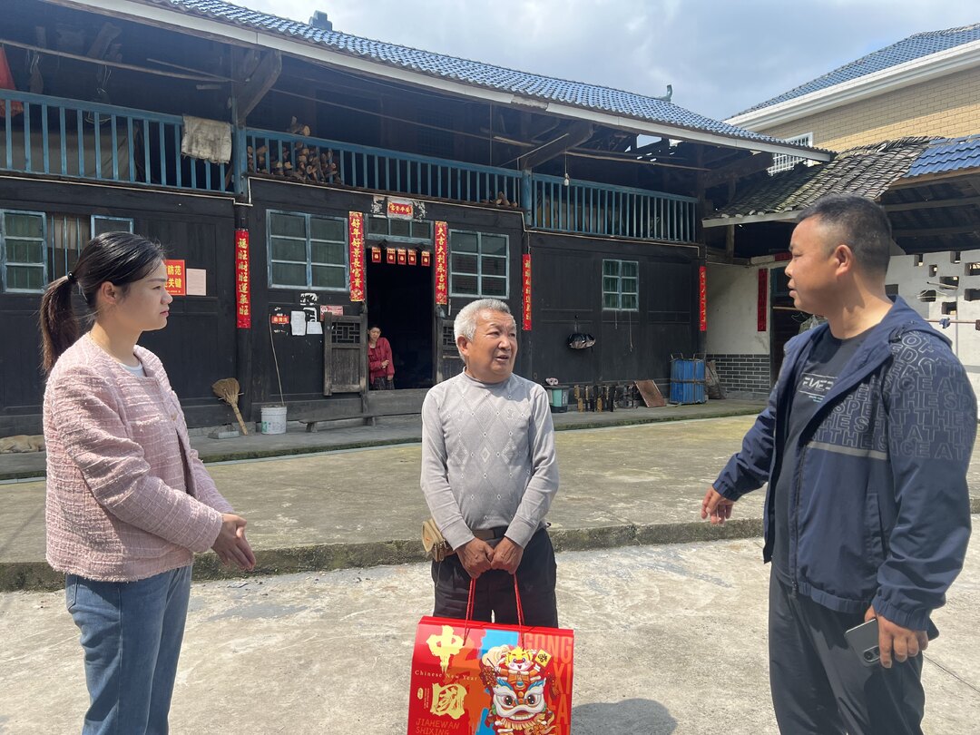 怀化市未保办、市慈善总会到中方县新建镇慰问困境儿童