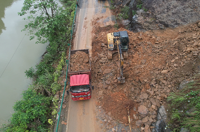 中方：多部门联动抢修塌方路段保畅通