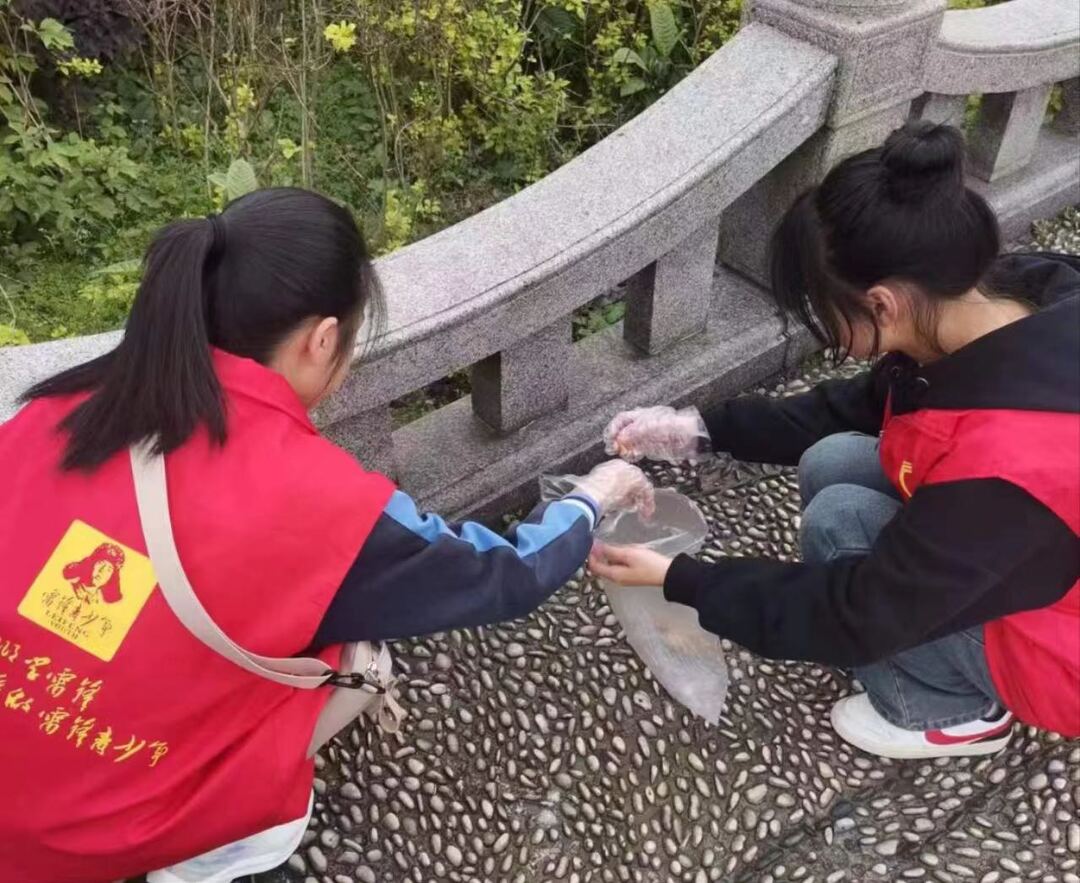中方县志愿者协会开展“捡拾小烟头，传递大文明”志愿服务活动