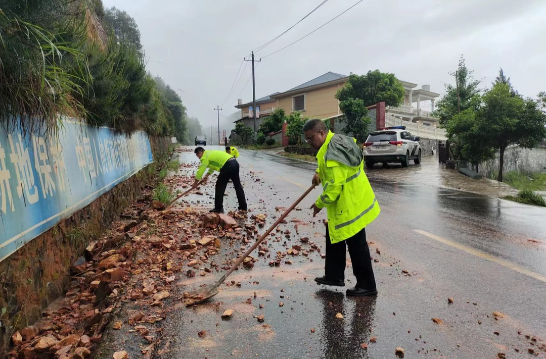 强降雨来袭 中方交警全天候巡逻防控护畅安