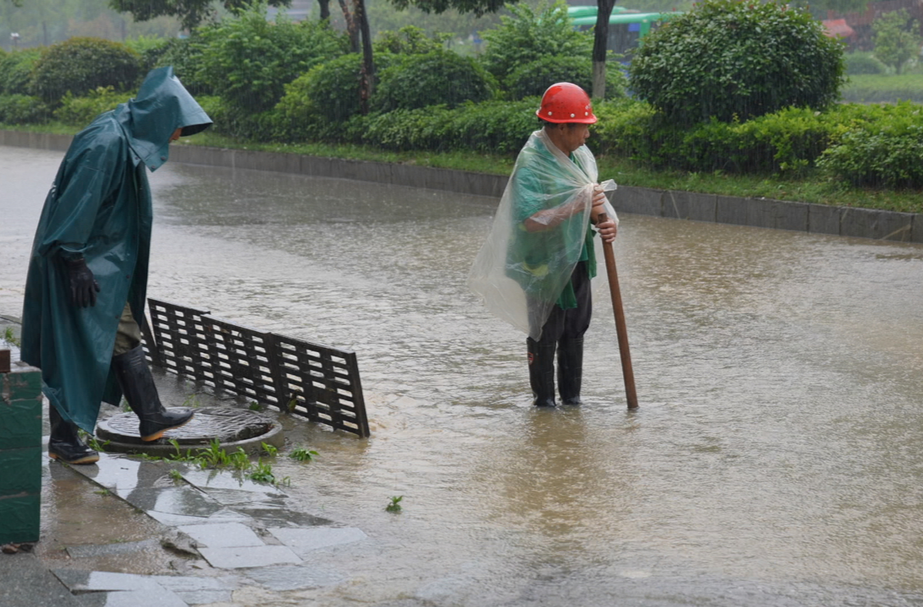 中方：强降雨来袭！城管部门“汛”速行动排内涝