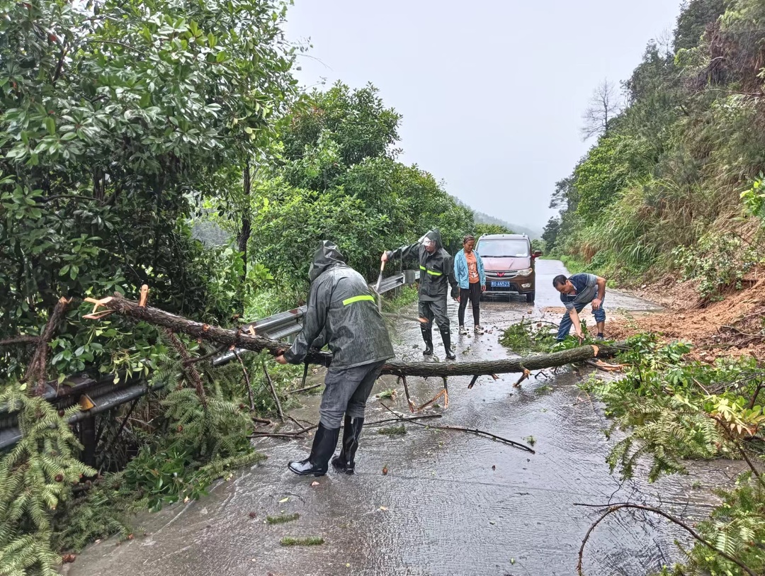 “和暴雨赛跑”！中方县袁家镇全力应对汛情