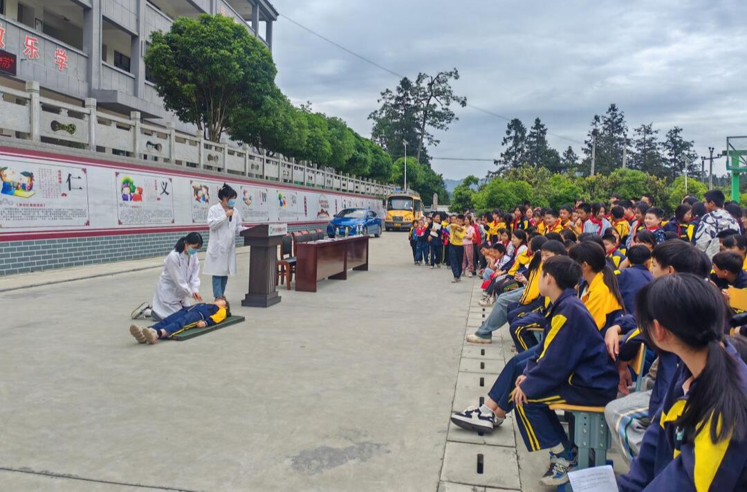 中方县铁坡镇：宣讲进校园，安全伴“童”行