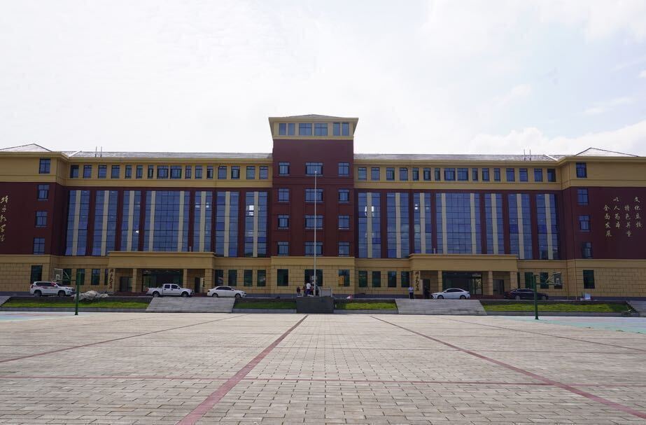 中方一中特立教学楼项目全面完工 助推县域教育高质量发展