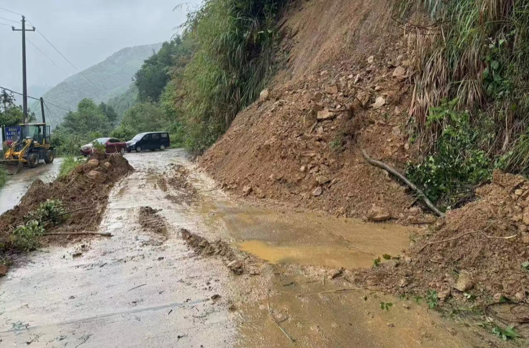 中方：以“汛”为令  始终奋战在公路防汛抢险最前沿