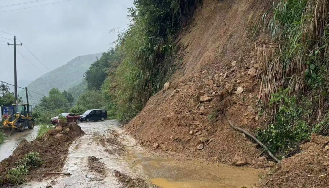 央广网|湖南中方县：以“汛”为令 公路防汛抢险保畅通