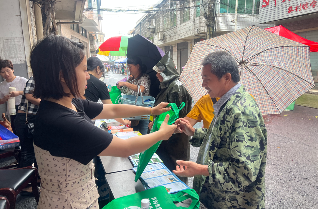 中方县自然资源局开展全国土地日宣传活动