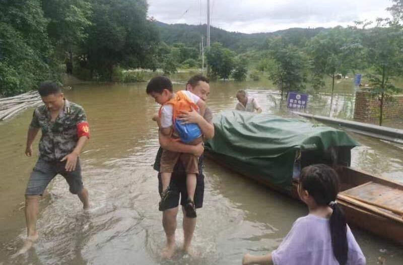 “汛”线直击｜洪水围困！中方县应急管理局火速转移生病幼童