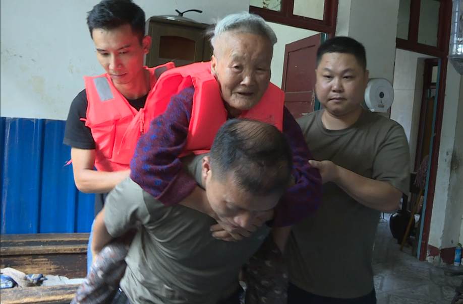 “汛”线直击｜中方县铜湾镇：干群合力转移 共同抵御洪峰