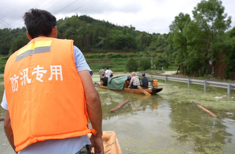 “汛”线直击｜中方县铜鼎镇重义溪村：渔船秒变“冲锋舟” 筑牢防线战洪峰