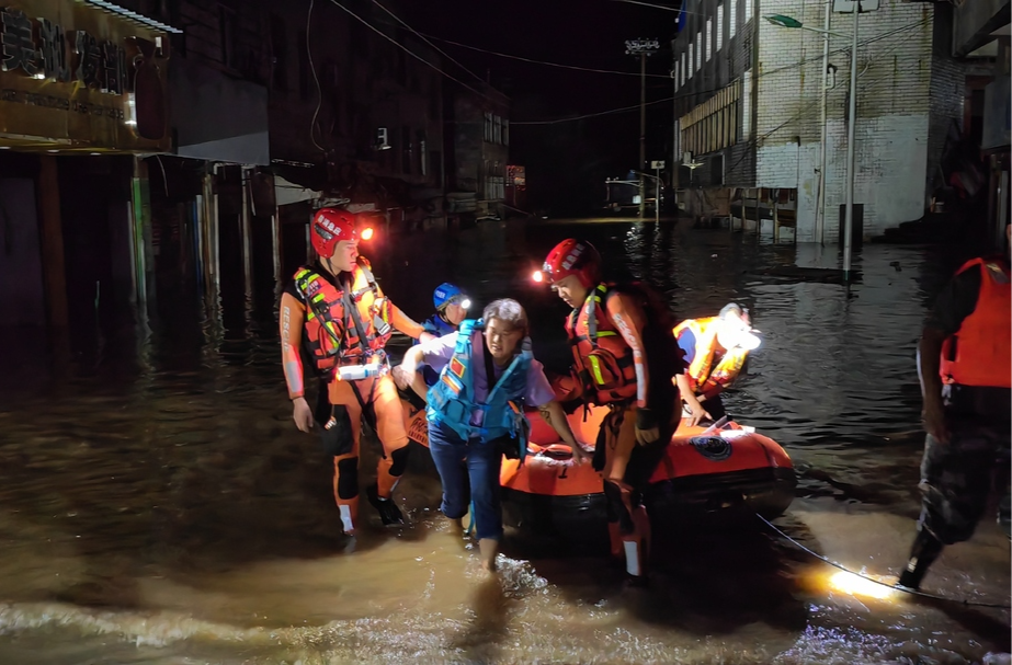 “汛”线直击｜中方县消防救援大队：坚守防汛堤坝 筑牢安全屏障