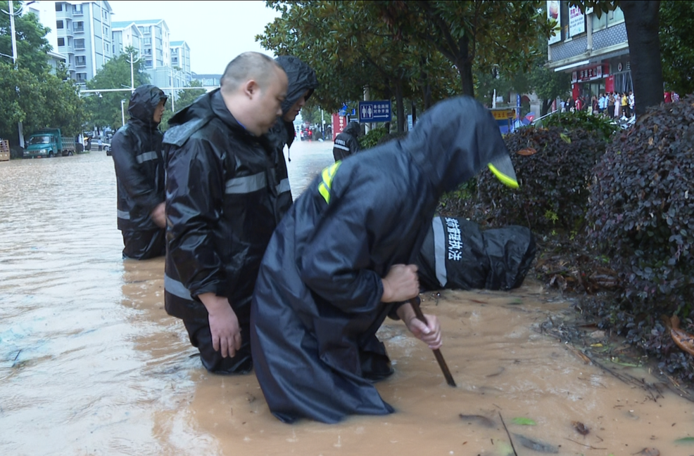 “汛”线直击｜中方县城管执法局：暴雨积水 紧急排涝