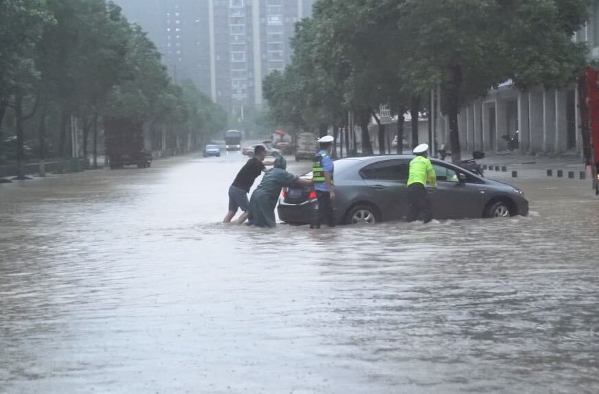 “汛”线直击｜暴雨来袭！直击中方公安交警执勤一线