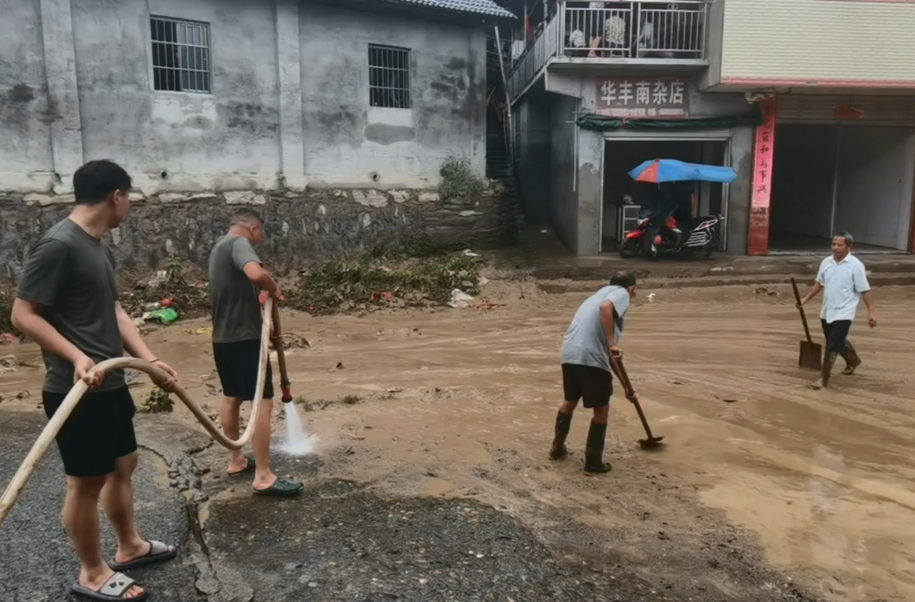全力以“复”｜“汛”速行动 中方县铜湾镇干群同心 齐力清淤保民生