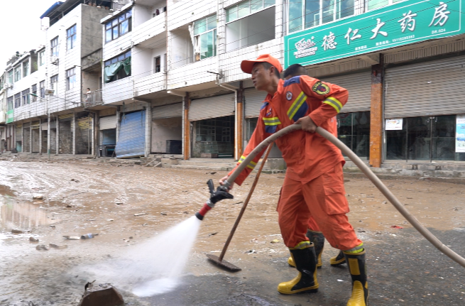 视频|中方县铜湾镇：街道清淤畅通“最后一公里”