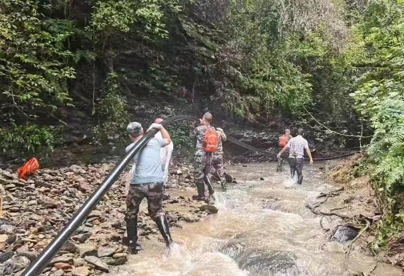 全力以“复”|徒步6小时！中方县新路河镇民兵用汗水保供水