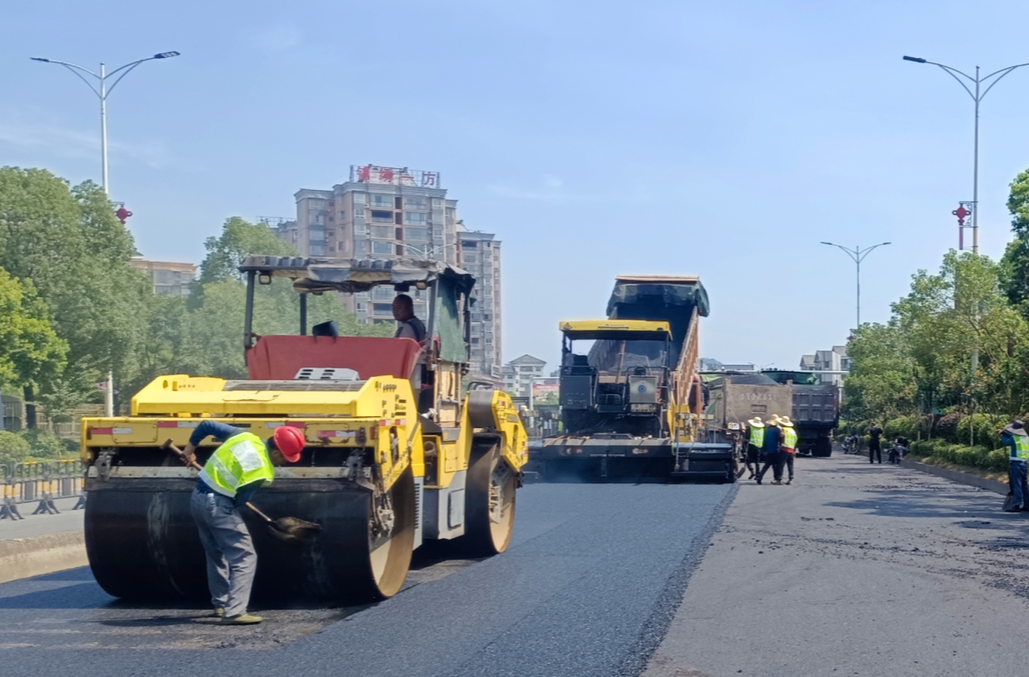 中方县公路建设养护中心：不惧“烤”验 用汗水铺就通畅路