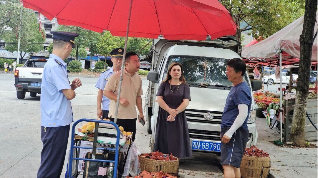 中方县中方镇：开展占道经营、车辆违停整治行动
