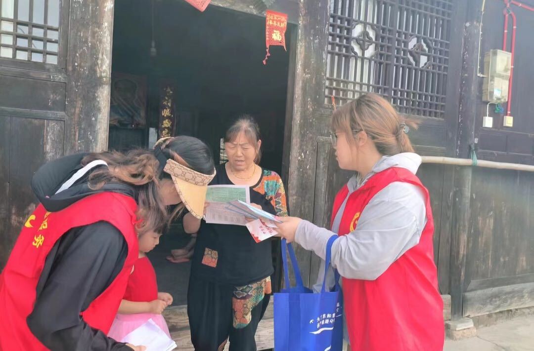 中方县中方镇栗山村开展未成年人保护入户走访宣传活动