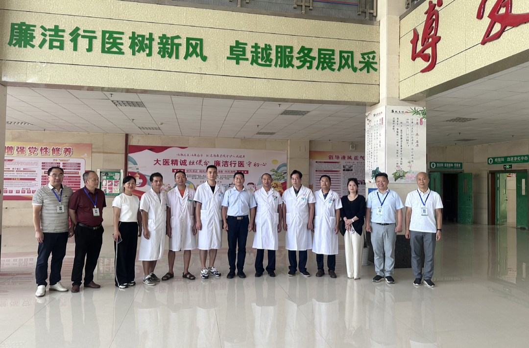 县领导带队开展“中国医师节”走访慰问活动