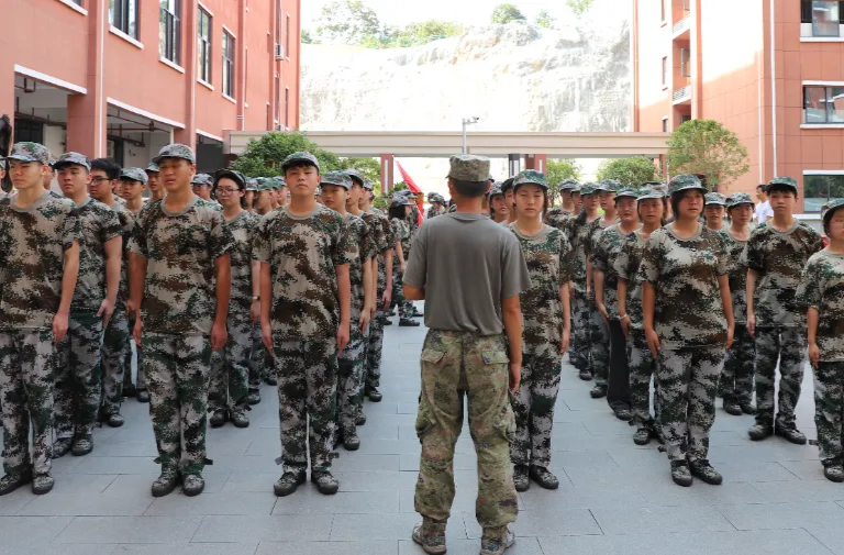 戎裝青春 不負韶華||懷化市恒雅高級中學軍訓現(xiàn)場（一）