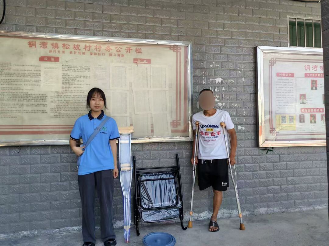 中方县铜湾镇民政社工站：点亮“微心愿”，上门为残疾人送辅具