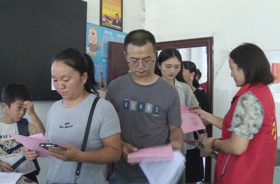 中方县医保局开展医保宣传入校园活动