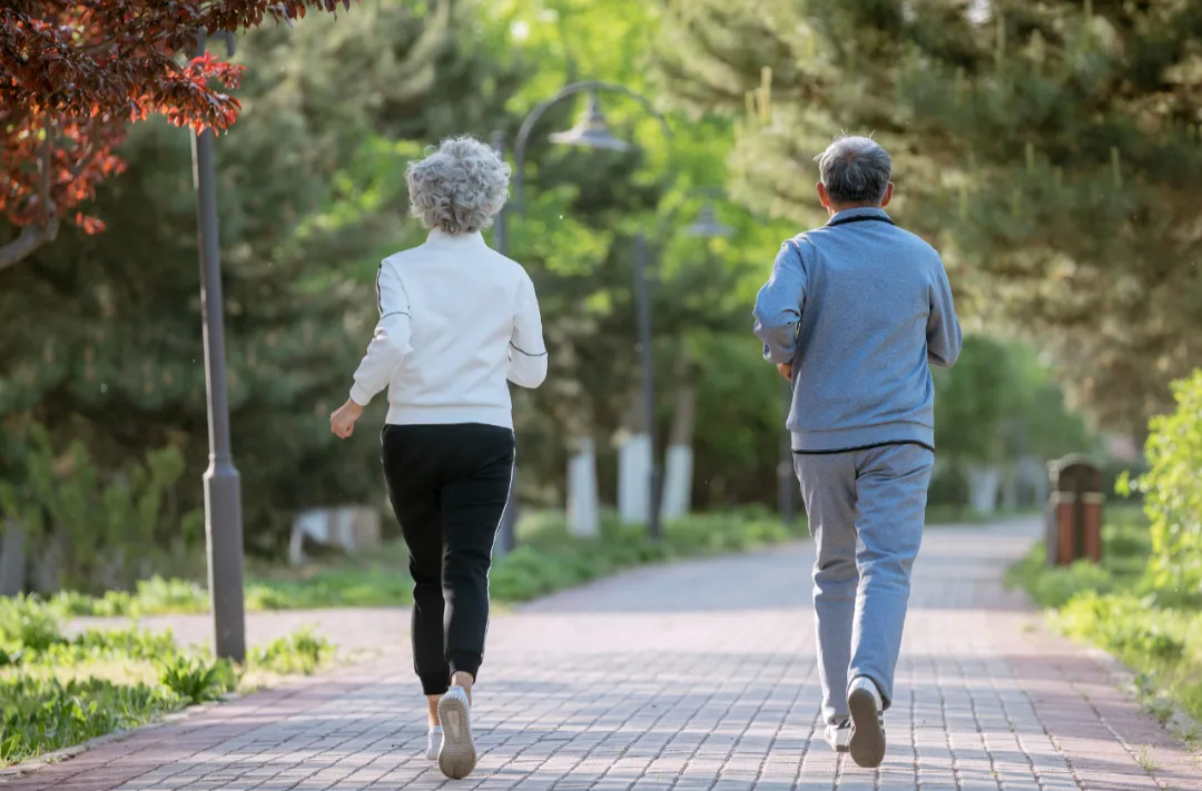 最佳锻炼时间不是“天刚亮”！9个锻炼误区，告诉家人