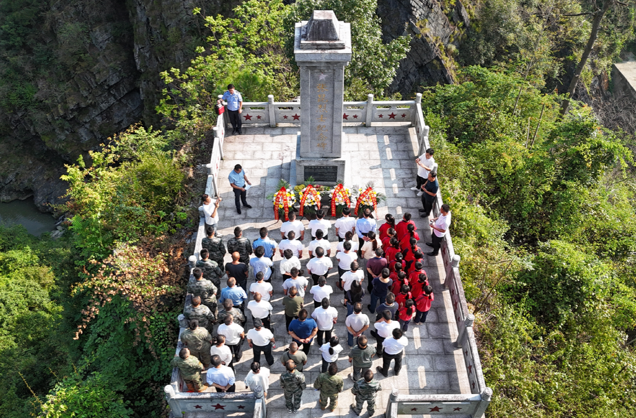 中方县铁坡镇举行烈士纪念日敬献花篮仪式