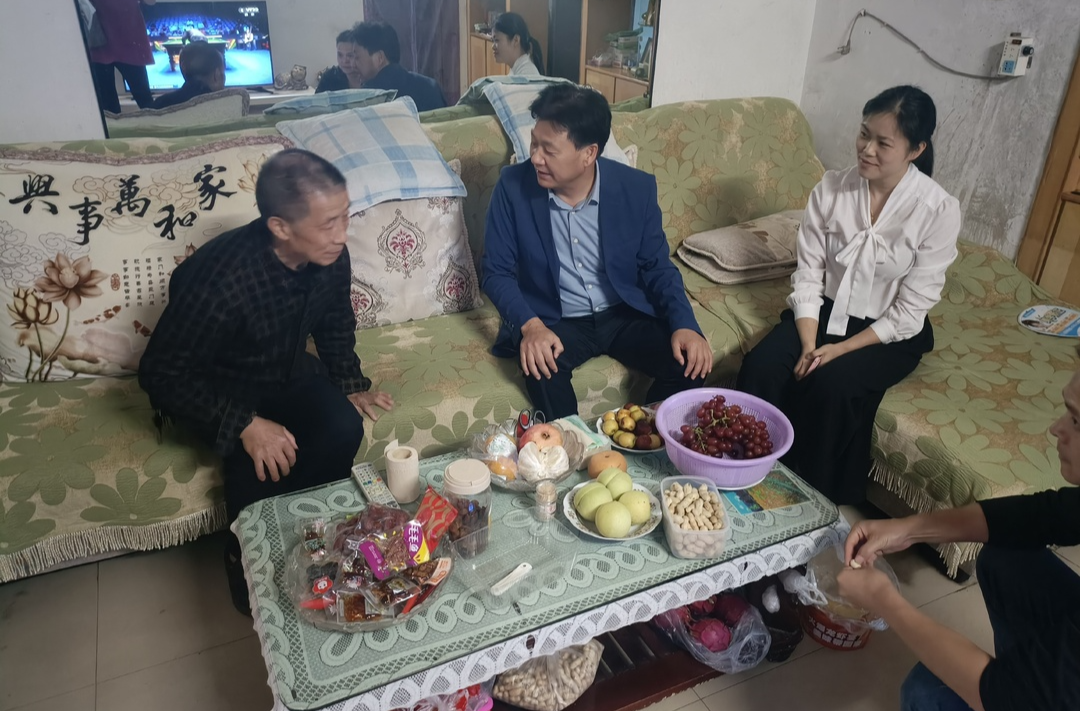 中方县林业局：重阳节走访慰问退休干部 共话林业情
