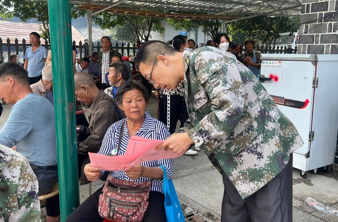 中方县接龙镇开展医保征缴宣传活动