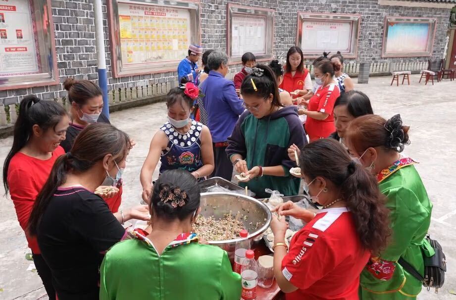 九三学社中方支社联合县政务中心到蒿吉坪瑶族乡开展重阳节主题活动