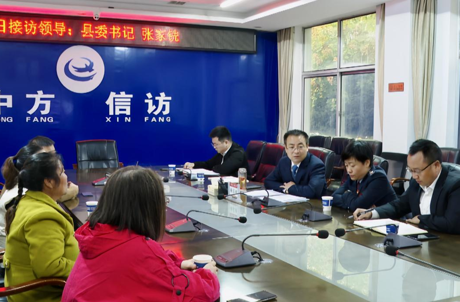 张家铣到县信访局接待来访群众