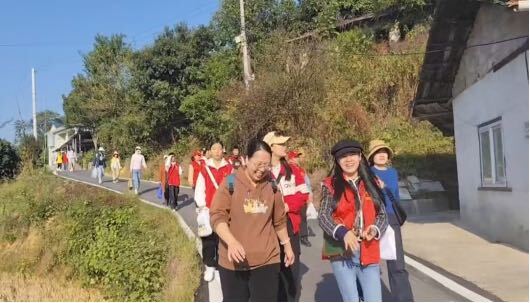 中方县志愿者协会组织开展亲子徒步活动
