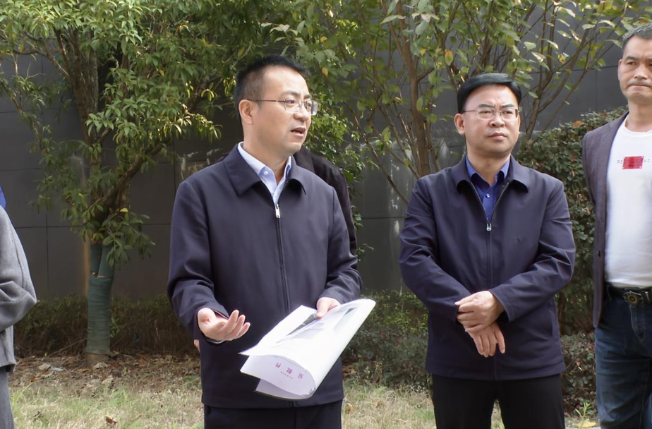 张家铣现场调研住宅小区项目建设情况