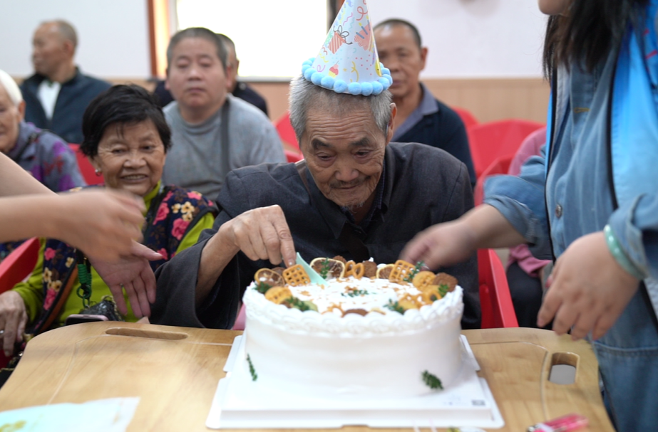 百岁老人|杨男付：悉心照料下的“长寿之星”