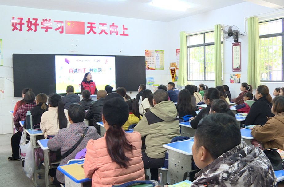中方县医保局开展医保政策宣传进校园活动