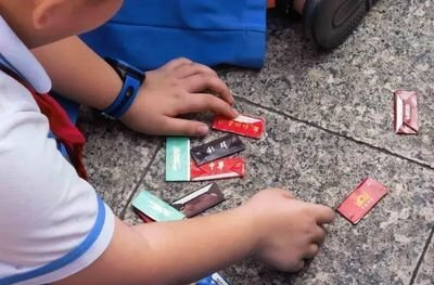8岁小孩“拍烟卡”导致手指糜烂！小学生这个“爱好”要及时干预