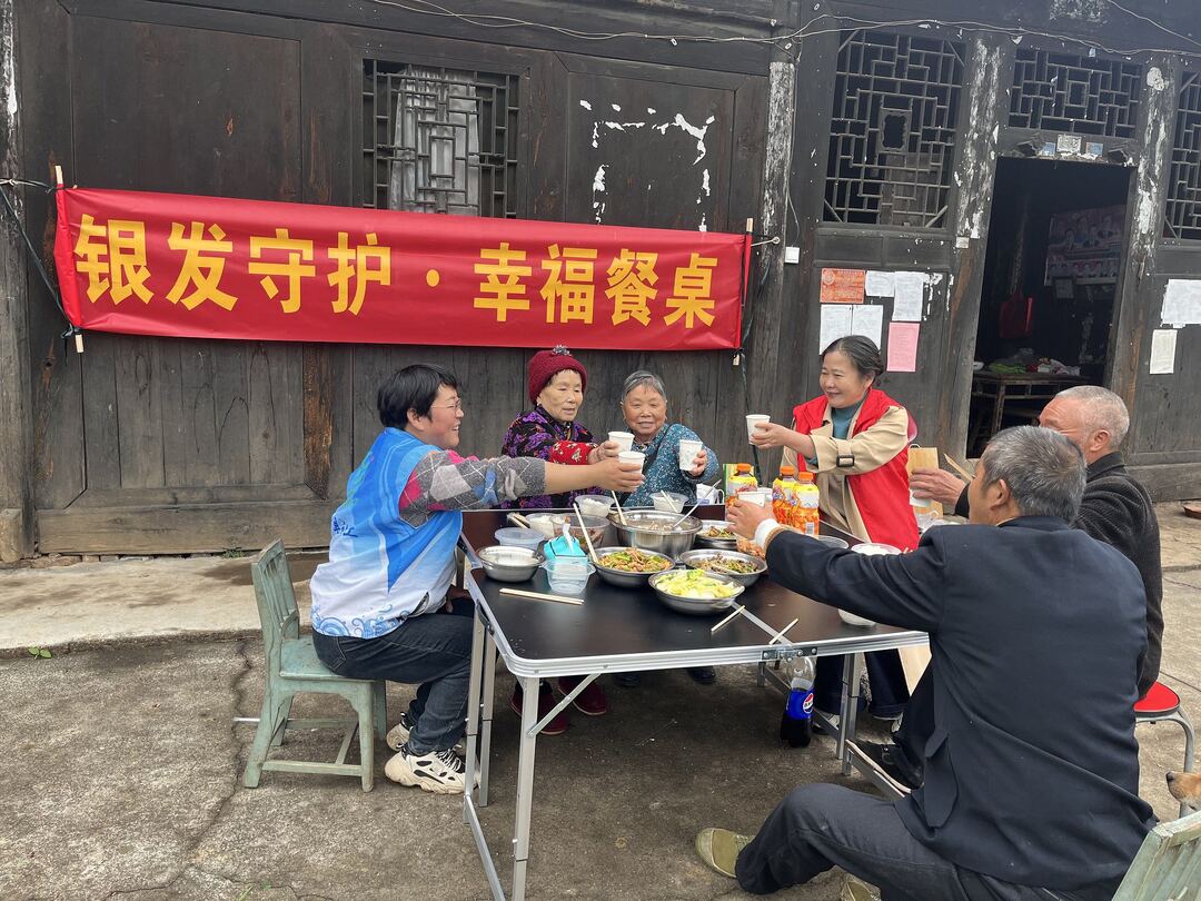 中方县新建镇：开展“幸福餐桌 温暖五保”志愿活动