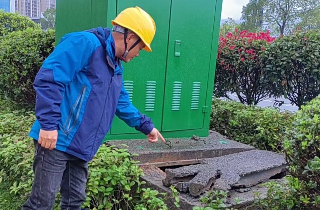 国网中方县供电公司：更换电缆井盖 守护群众“脚下”安全