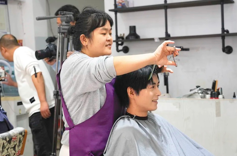 老顾客不光顾了？晓华理发店街道恢复宁静，她决定......