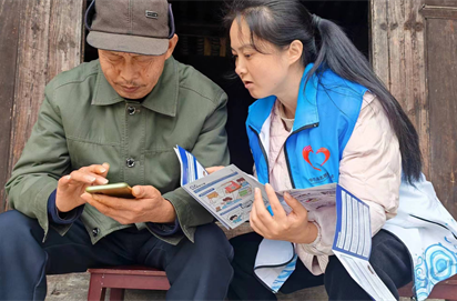 中方县桐木镇民政社工站：“智慧助老，乐享晚年”志愿活动
