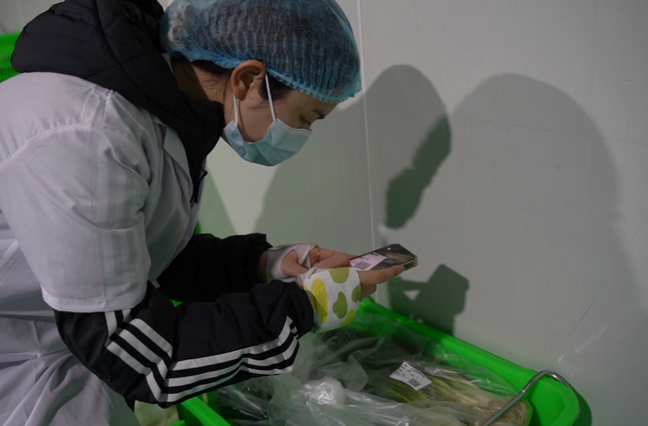 中方：食材有了“身份证” 师生吃上放心菜