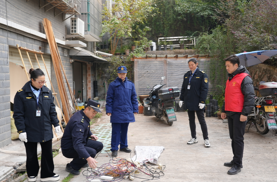 中方县城管执法局：开展“飞线充电”、乱搭乱建熏烤腊肉专项整治行动