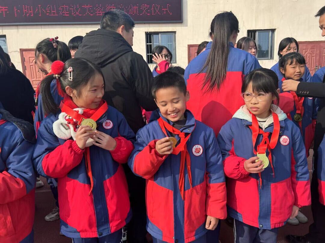 中方县芙蓉学校举行小组建设芙蓉徽章颁奖仪式