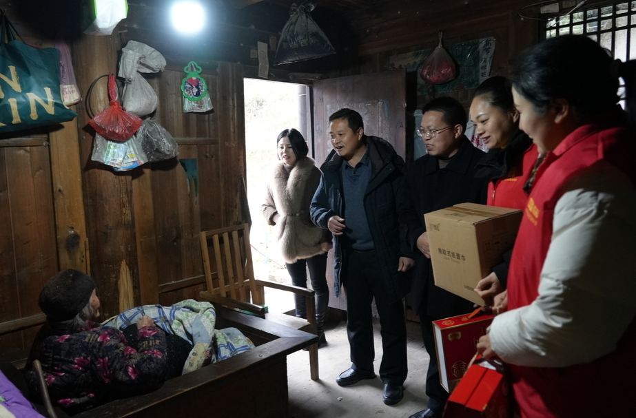 “情暖五溪 志愿同行”志愿服务关爱行动走进中方县蒿吉坪瑶族乡罗洪村