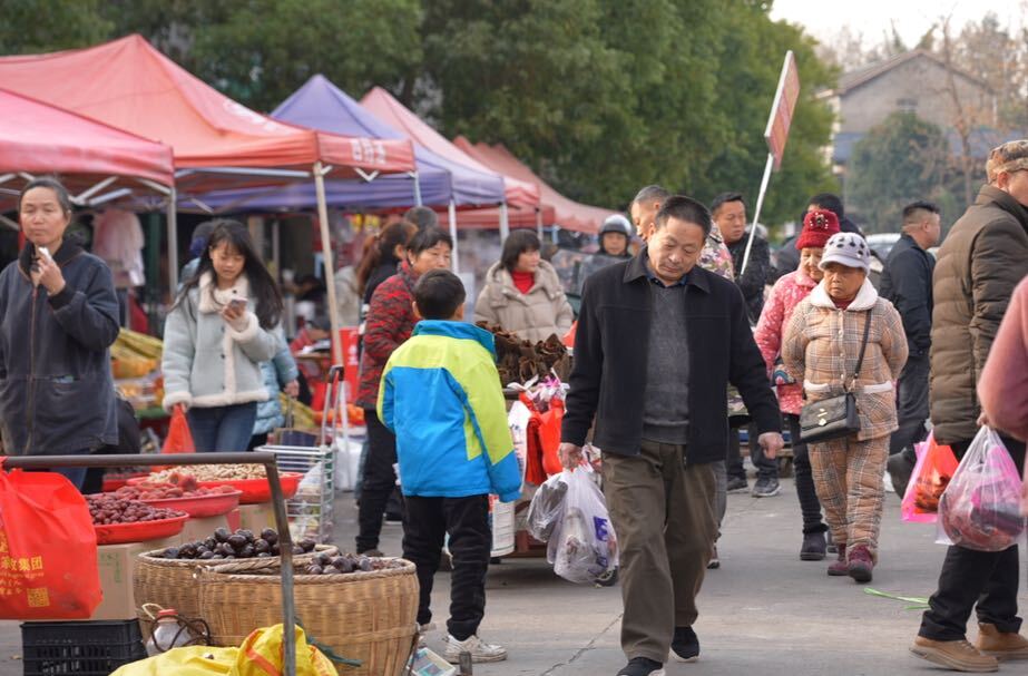 中方县：年货满集市 烟火气里迎新年